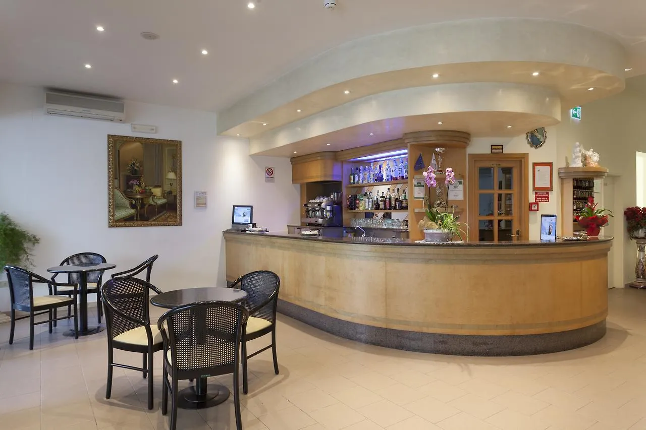 Hotel Ala Ριτσιόνε